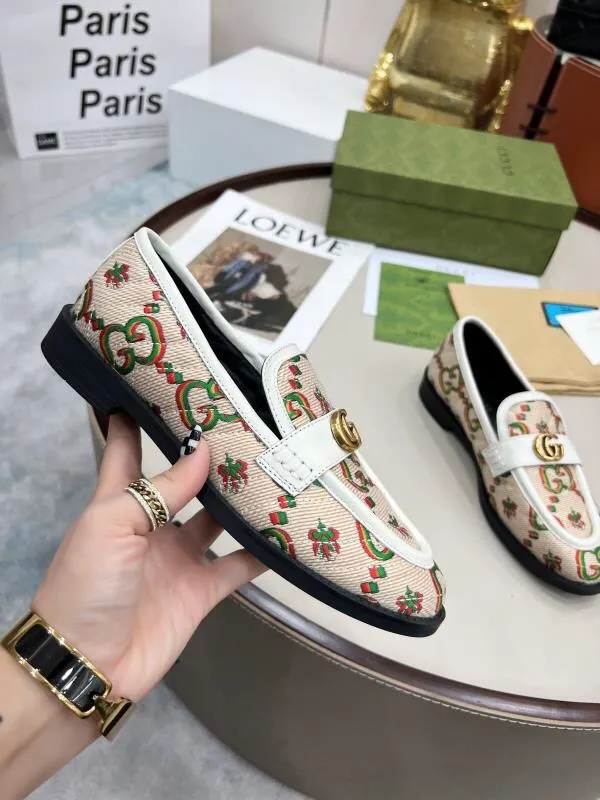 👟👟Ex-factory price 440👟👟 2022 new G family classic design loafers, made of V-shaped quilted effect leather, double G monogram evolved from Gucci, calf leather, mixed sheepskin lining, heel height 1.5 cm, original molded wear-resistant Tpu outsole. Code number 35-42,